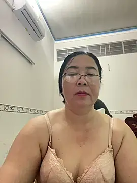 Snapshot of NDith chatting on 03/07/25, 11:51 NDith online show from 03/07/25, 11:51