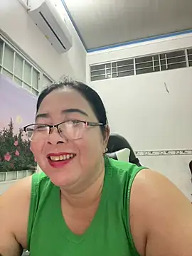 Snapshot of NDith chatting on 03/08/25, 11:37 NDith online show from 03/08/25, 11:37