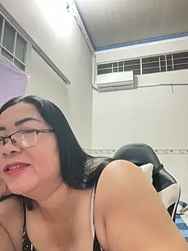 Snapshot of NDith chatting on 10/15/25, 10:10 NDith online show from 10/15/25, 10:10