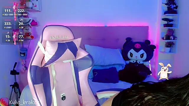 Snapshot of Kylie_brokee chatting on 02/24/25, 09:09 Kylie brokee online show from 02/24/25, 09:09