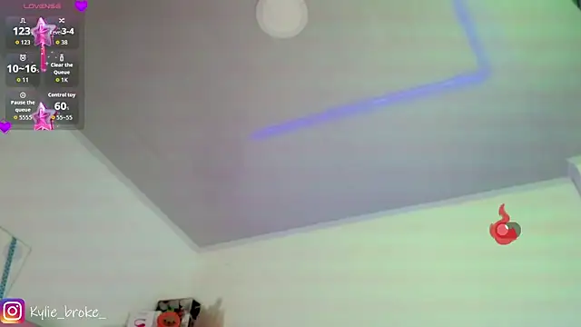 Snapshot of Kylie_brokee chatting on 04/28/26, 02:27 Kylie brokee online show from 04/28/26, 02:27