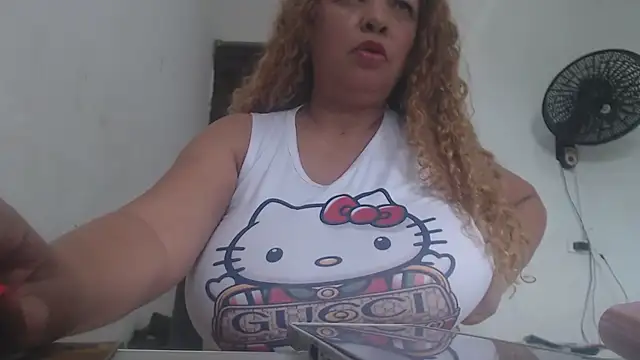Snapshot of BustyAmanda chatting on 05/21/26, 02:35 BustyAmanda online show from 05/21/26, 02:35