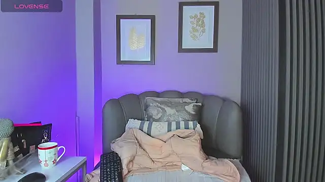 Nahiajhonson  online show from 10/14/25, 01:34