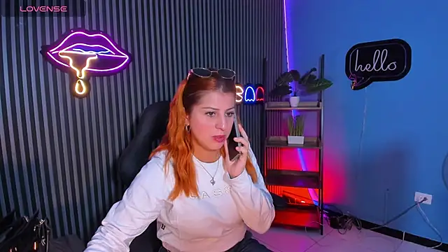 Nahiajhonson  online show from 04/21/26, 12:44