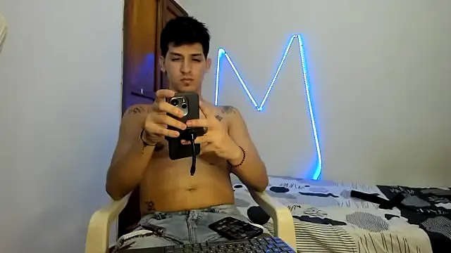 Snapshot of MasterSEX420 chatting on 11/10/25, 01:37 MasterSEX420 online show from 11/10/25, 01:37