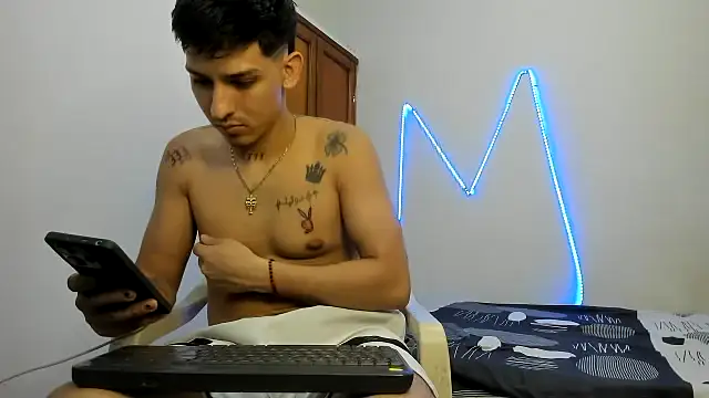 Snapshot of MasterSEX420 chatting on 11/22/25, 08:52 MasterSEX420 online show from 11/22/25, 08:52