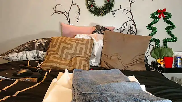 Snapshot of FRUITOFEDEN01 chatting on 12/24/24, 03:27 FRUITOFEDEN01 online show from 12/24/24, 03:27