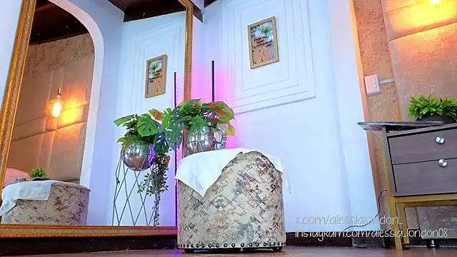 AlessiaLondon online show from 10/25/25, 03:58