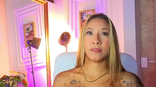 AlessiaLondon online show from 04/20/26, 10:07