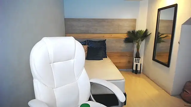 Snapshot of liseth_fox chatting on 12/12/24, 02:04 liseth fox online show from 12/12/24, 02:04