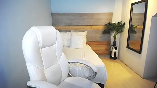 Snapshot of liseth_fox chatting on 02/04/25, 01:23 liseth fox online show from 02/04/25, 01:23