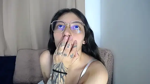 lessliee22  online show from 03/27/26, 06:08