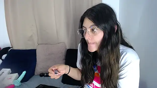 lessliee22  online show from 04/13/26, 09:04