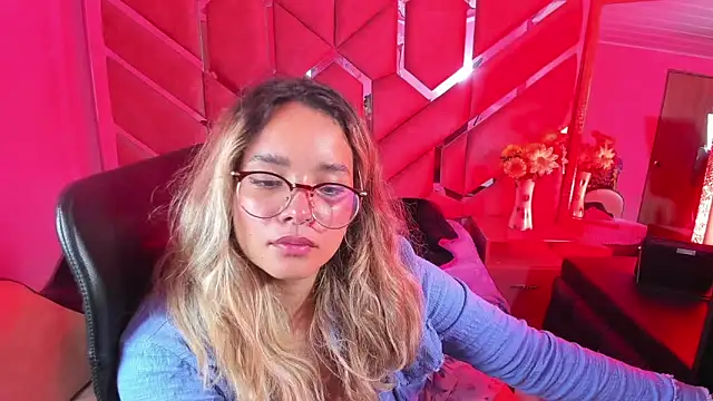 Snapshot of Olivia_Fox69 chatting on 10/28/25, 02:26 Olivia Fox69 online show from 10/28/25, 02:26