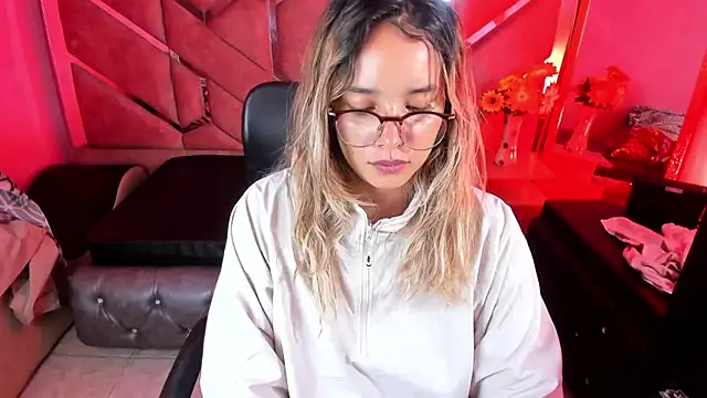 Snapshot of Olivia_Fox69 chatting on 11/04/25, 03:27 Olivia Fox69 online show from 11/04/25, 03:27