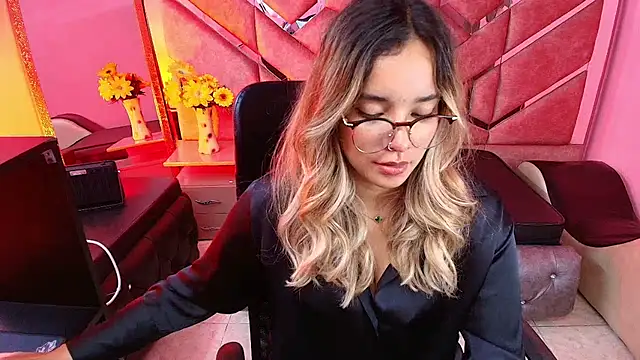 Snapshot of Olivia_Fox69 chatting on 11/10/25, 04:44 Olivia Fox69 online show from 11/10/25, 04:44