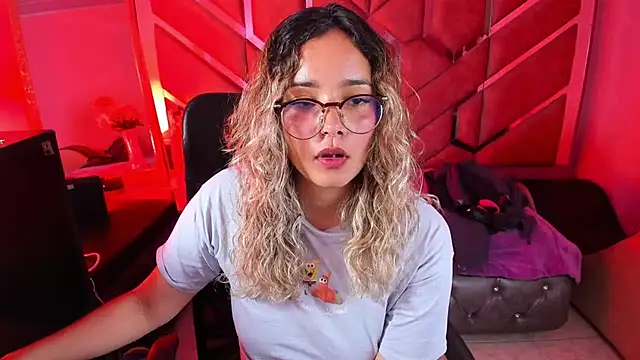 Snapshot of Olivia_Fox69 chatting on 11/15/25, 04:10 Olivia Fox69 online show from 11/15/25, 04:10