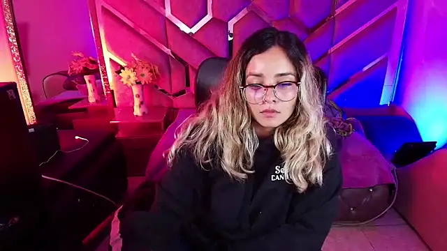 Snapshot of Olivia_Fox69 chatting on 11/21/25, 03:38 Olivia Fox69 online show from 11/21/25, 03:38