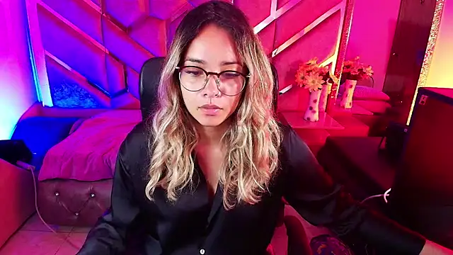 Snapshot of Olivia_Fox69 chatting on 11/23/25, 03:39 Olivia Fox69 online show from 11/23/25, 03:39