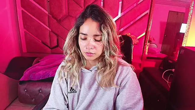 Snapshot of Olivia_Fox69 chatting on 11/25/25, 03:50 Olivia Fox69 online show from 11/25/25, 03:50