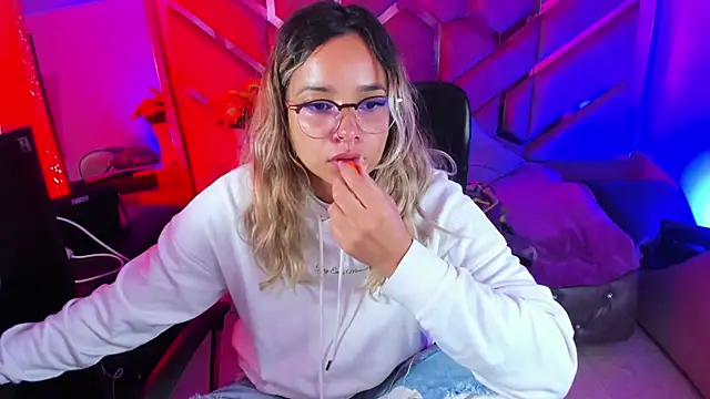 Snapshot of Olivia_Fox69 chatting on 11/29/25, 03:42 Olivia Fox69 online show from 11/29/25, 03:42