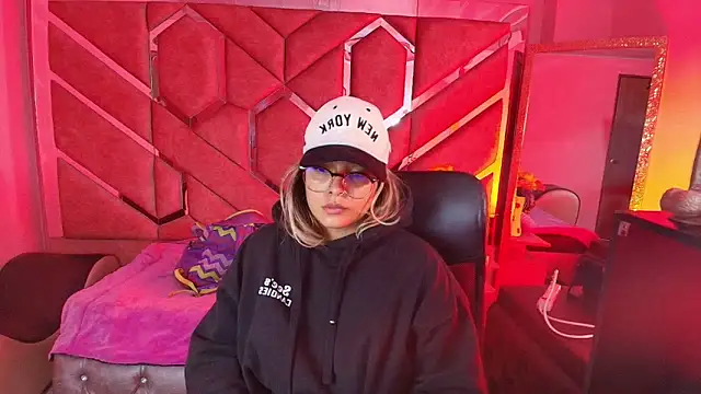 Snapshot of Olivia_Fox69 chatting on 12/14/25, 02:28 Olivia Fox69 online show from 12/14/25, 02:28