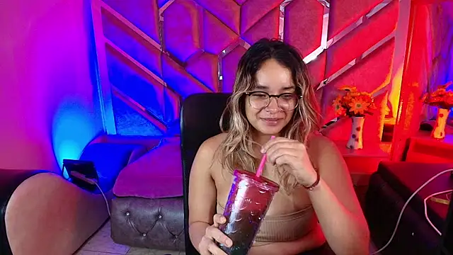 Snapshot of Olivia_Fox69 chatting on 12/18/25, 03:56 Olivia Fox69 online show from 12/18/25, 03:56