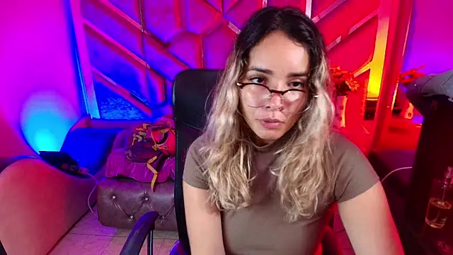 Snapshot of Olivia_Fox69 chatting on 12/22/25, 03:58 Olivia Fox69 online show from 12/22/25, 03:58