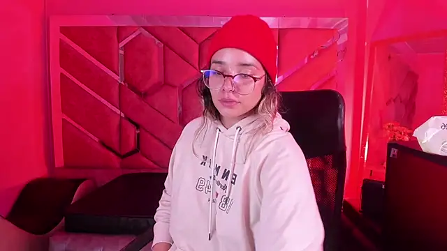 Snapshot of Olivia_Fox69 chatting on 02/17/26, 04:20 Olivia Fox69 online show from 02/17/26, 04:20