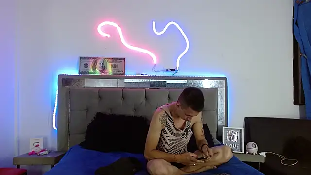 parejacaliente20154 online show from 02/05/25, 01:11