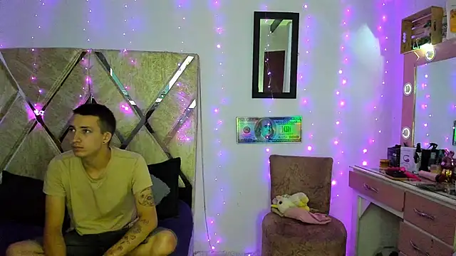 parejacaliente20154 online show from 12/01/25, 09:03