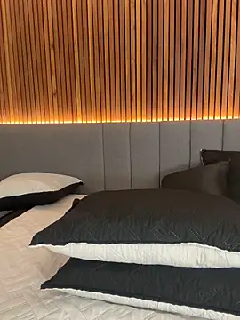 EmiilyAdams  online show from 10/18/25, 10:43