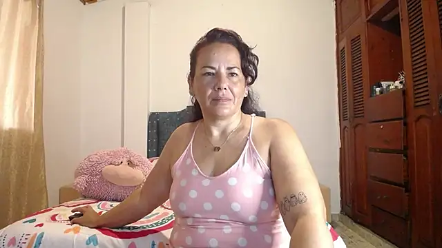 sofiamature01 online show from 10/31/25, 04:08