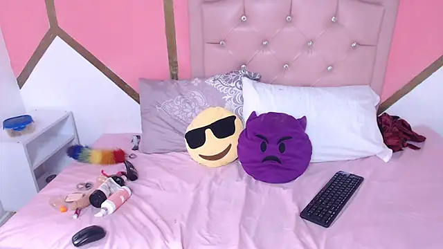 Madeline Woods online show from 02/11/25, 06:55