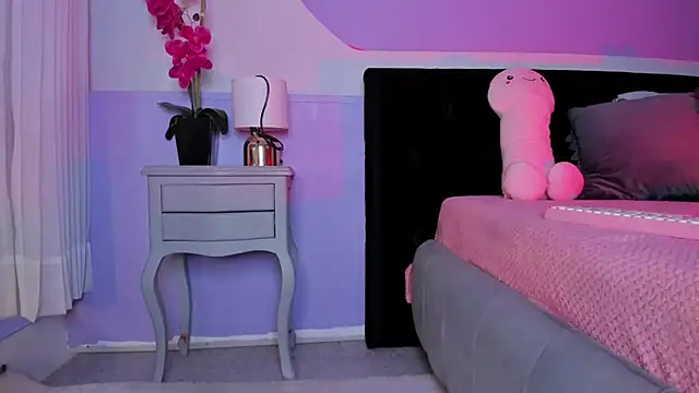 Julieta Cortes   online show from 11/13/25, 12:15