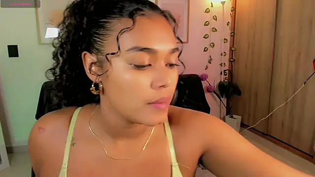 Snapshot of aleja_montiel__ chatting on 05/22/26, 12:55 aleja montiel online show from 05/22/26, 12:55