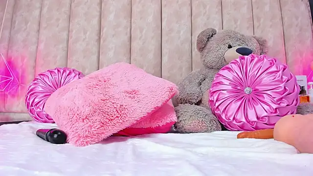 Snapshot of ShanelWest chatting on 12/11/24, 04:20 ShanelWest online show from 12/11/24, 04:20