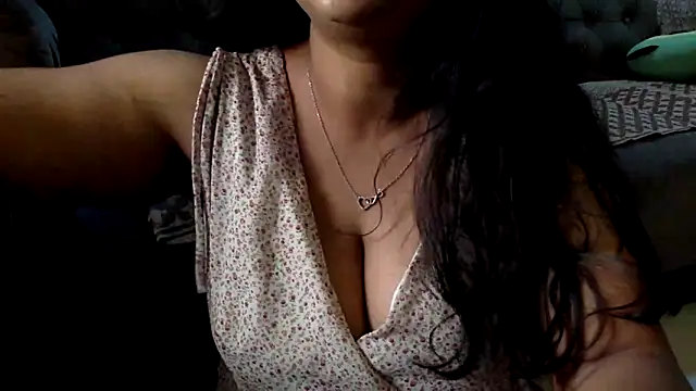 Snapshot of HaaniKaur chatting on 06/10/26, 04:45 HaaniKaur online show from 06/10/26, 04:45