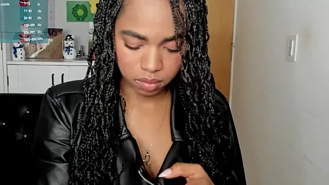 Snapshot of Marce_22 chatting on 12/25/24, 12:48 Marce 22 online show from 12/25/24, 12:48