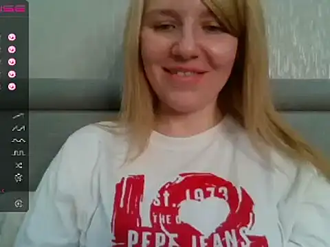 Snapshot of urbadkitty chatting on 12/20/24, 11:00 urbadkitty online show from 12/20/24, 11:00