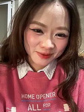 Snapshot of Hellen_111 chatting on 10/28/25, 08:18 Hellen 111 online show from 10/28/25, 08:18