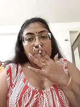 Snapshot of LAVERNIYA_ chatting on 10/25/25, 11:07 LAVERNIYA  online show from 10/25/25, 11:07