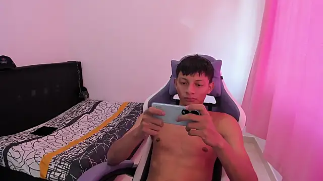 Snapshot of Annie_Dani420 chatting on 12/06/24, 03:33 Annie Dani420 online show from 12/06/24, 03:33