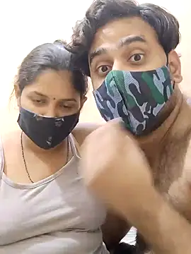 Snapshot of IND_COUPLE1 chatting on 01/09/25, 04:39 IND COUPLE1 online show from 01/09/25, 04:39