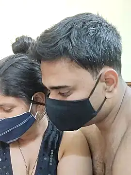 Snapshot of IND_COUPLE1 chatting on 02/14/25, 03:33 IND COUPLE1 online show from 02/14/25, 03:33