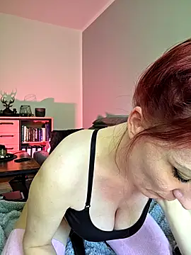 Snapshot of Nicky-Blue chatting on 05/21/26, 02:35 Nicky-Blue online show from 05/21/26, 02:35