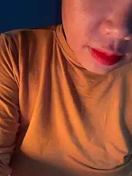 Snapshot of Laura8910 chatting on 12/12/24, 12:01 Laura8910 online show from 12/12/24, 12:01