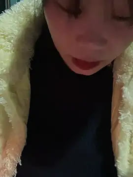 Snapshot of Laura8910 chatting on 02/17/25, 01:32 Laura8910 online show from 02/17/25, 01:32