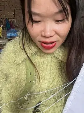 Snapshot of Laura8910 chatting on 02/20/25, 04:18 Laura8910 online show from 02/20/25, 04:18