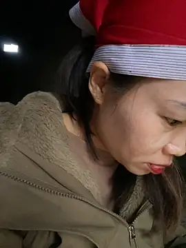 Snapshot of Laura8910 chatting on 02/23/25, 10:39 Laura8910 online show from 02/23/25, 10:39